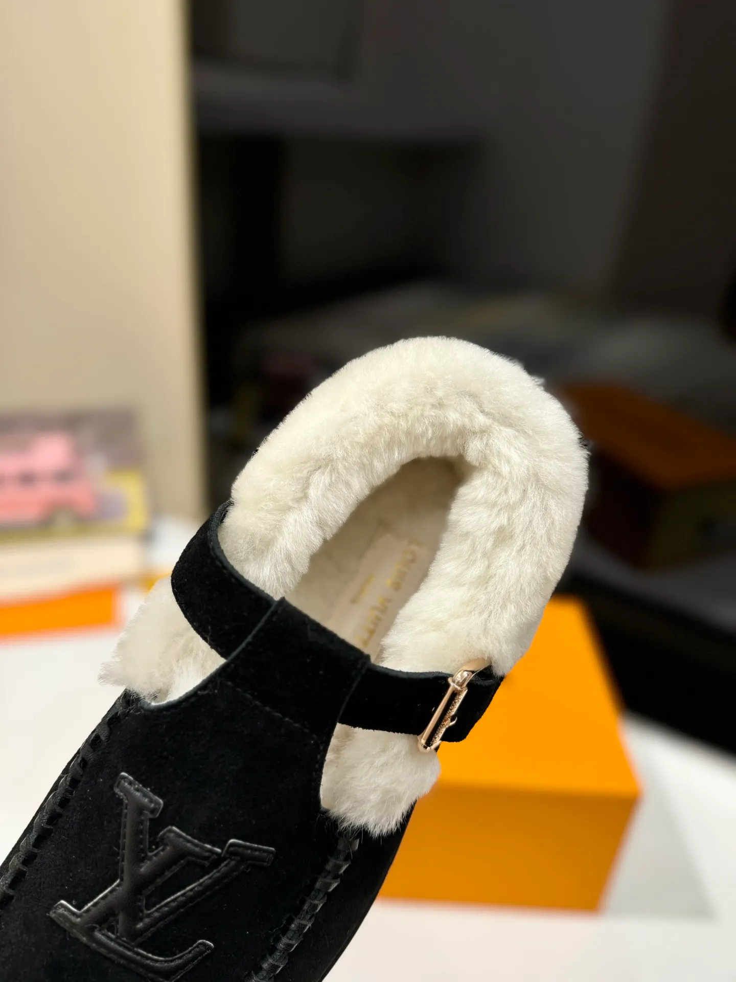 👟👟Ex-factory price 560👟👟 Louis Vuitton lv louis vuott…on fw24 new arrival～The latest furry slippers for autumn and winter🏂🏂 This pair of furry slippers is also very good-looking! The leather ones are very high-end! ! !Paired with denim shorts in autumn and winter, it’s perfect! Put it on and you will instantly have your ideal height! 😍 A favorite style, with fashion elements, the appearance of the upper is full of nobility. Wearing it can always show off the fashionable charm of women. It is fashionable but not too showy. The high-end beef tendon on the upper and the Lvjia letter buckle are so beautiful. ✅Upper: imported high-end frosted/cow leather ✅Outsole: original outsole ✅Inner lining: imported real wool ✅Size: 35-42 (41.42 customized, non-returnable) ✅Packaging: full set of original drawer box